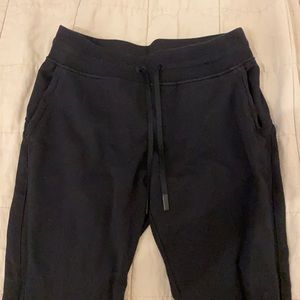 Lululemon joggers / cropped sweats black size 6 or 8